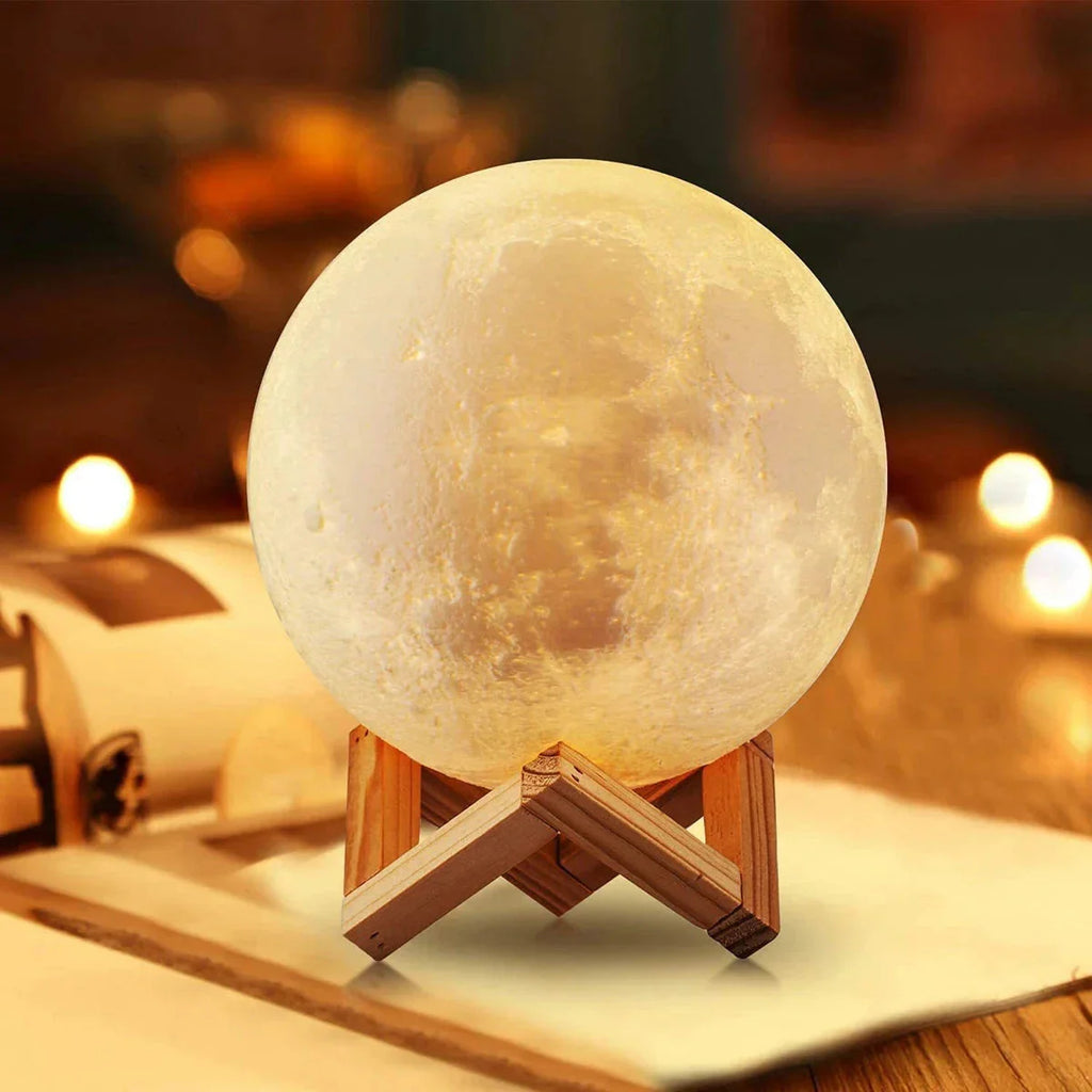 Luminária de Lua Estrelada D5 8cm – Luz LED Decorativa em formato de lua sobre suporte de madeira.