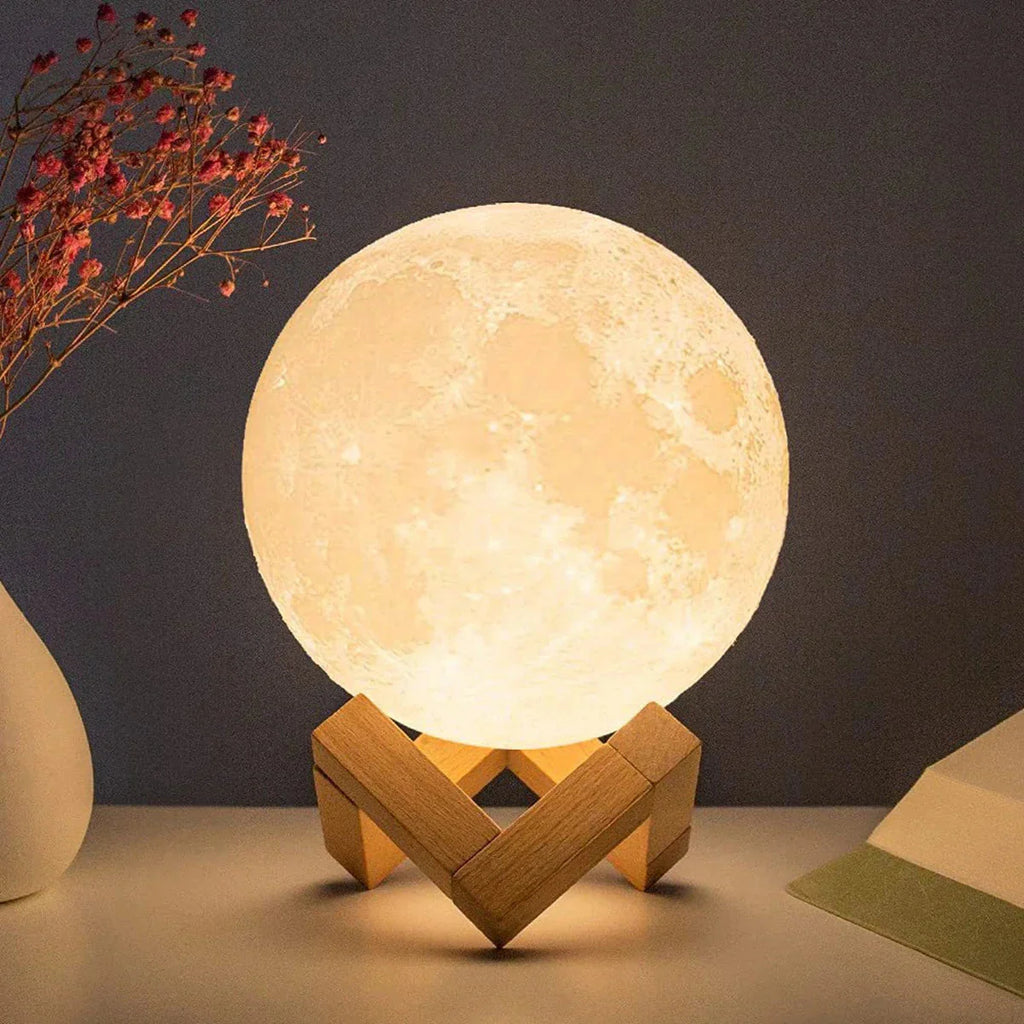 Luminária de Lua Estrelada D5 8cm – luz LED decorativa com design de lua e base de madeira.